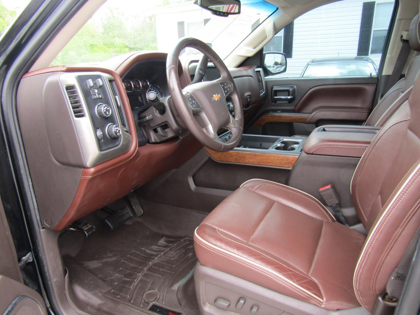 2015 Black Chevrolet Silverado 1500 High Country Crew Cab 4WD (3GCUKTEJ9FG) with an 6.2L V8 OHV 16V engine, Automatic transmission, located at 15016 S Hwy 231, Midland City, AL, 36350, (334) 983-3001, 31.306210, -85.495277 - Photo#3